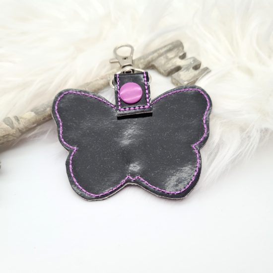 Taschenanhänger / Taschenbaumler Schmetterling schwarz/lila pink